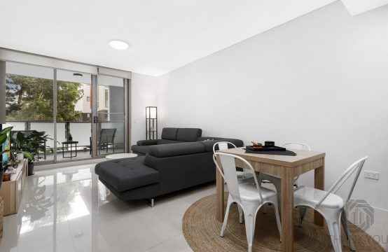 Large Lounge and dining area in heart of Parramatta